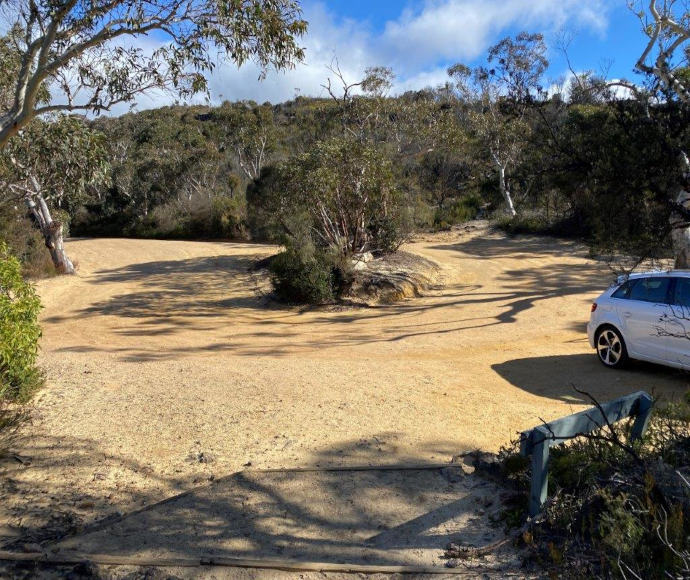 Unsealed car park at Anvil Rock